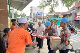 Bidpropam Polda Maluku bagikan 100 paket takjil gratis untuk warga di Ambon
