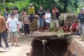 Jalan alternatif di Tebo Jambi ambles, lalulintas lumpuh