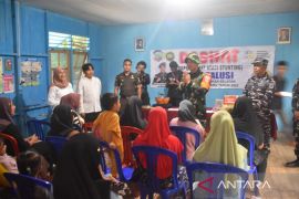 Tentara beri makanan tambahan kepada anak stunting