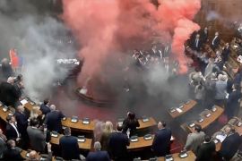 Tiga orang terluka akibat kericuhan di sidang parlemen Serbia