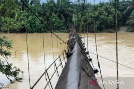 Jembatan gantung sepanjang 120 meter ambruk di Nagan Raya Aceh