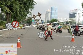 Truk trailer tabrak tiang di Cilandak Timur karena tersangkut kabel