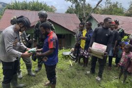 Satgas Operasi Damai Cartenz beri bantuan sembako warga di Kiwirok