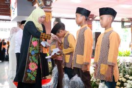 Gubernur Jatim serahkan santunan anak yatim