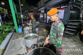 Kemarin, bantuan untuk korban banjir Bekasi hingga THR untuk ojol