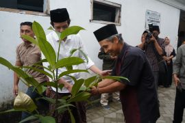 Wabup Trenggalek serahkan bibit pohon sebagai kompensasi gas buang