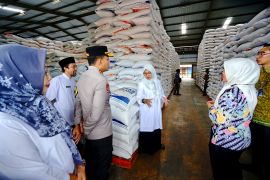 Bupati Banyuwangi cek ketersediaan beras di gudang Bulog dan distribusi elpiji