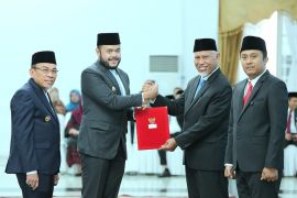Wako Fadly Amran dan Wawako Maigus Nasir terima SK dari Gubernur Sumbar pimpin Kota Padang