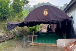 Polres bangun tenda untuk sholat tarawih korban tanah bergerak di Tasikmalaya