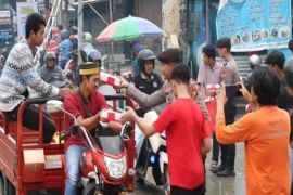 Polisi libatkan remaja pelaku balap liar bagikan takjil ke pengguna jalan