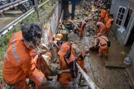 BPBD  Jakarta kerja bakti bersihkan sampah dan lumpur banjir