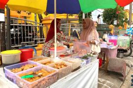 Berburu takjil di depan Universitas Dehasen Bengkulu, pedagang raup untung besar!