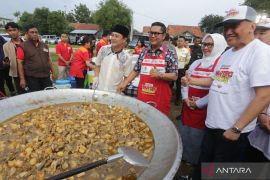 Wakil Wali Kota Tangerang bagikan 1.000 paket makanan "Warteg Gratis"
