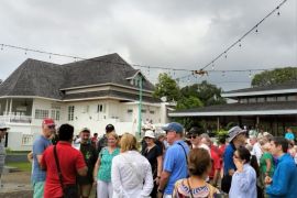 Ratusan  wisatawan kapal pesiar Seabourn Quest kunjungi Kedaton
