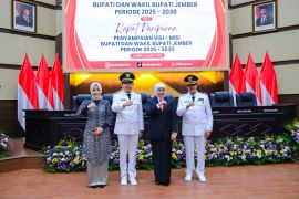 Gubernur minta Bupati Jember sukseskan MBG untuk tekan kemiskinan