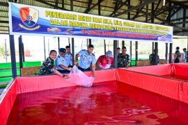 Lanud Raden Sadjad Natuna tebar 9.500 benih ikan dukung ketahanan pangan
