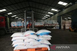 Petugas gabungan sidak peredaran pupuk bersubsidi di Magetan