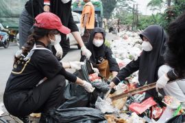 Mahasiswa Unja pungutan sampah di Jambi