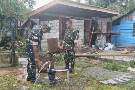 Kodim 1710/Mimika bangun sumur bor dan MCK bagi warga 4 distrik