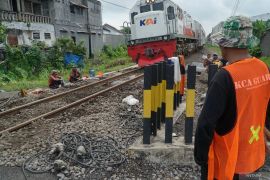 Perbaikan bantalan rel kereta api