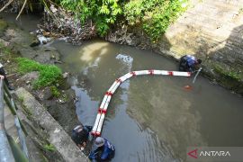 BHA kerjasama Sungai Watch pasang jaring sampah lindungi sungai di Badung