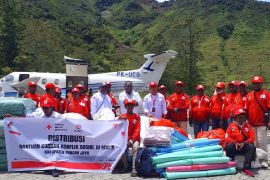 PMI Papua serahkan bantuan ke korban konflik sosial di Puncak Jaya