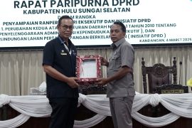 Waka I DPRD HSS : Raperda administrasi kependudukan memudahkan layanan