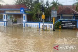 BPBD Sampang evakuasi warga terjabak banjir luapan Sungai Kalikamuning