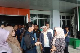 Gubernur Malut jenguk mantan gubernur AGK kritis di RSUD Ternate