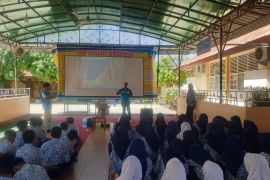 PLN UP3 Padang Adakan Sosialisasi Keselamatan Ketenagalistrikan di SMP Negeri 8 Padang