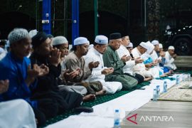 Gubernur Kalsel pererat silaturahmi melalui shalat Tarawih dan tadarusan