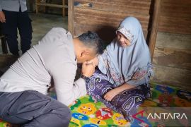 Jumat berkah, Polres Bangka Selatan berikan bantuan paket sembako kepada lansia