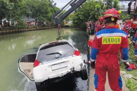 Petugas evakuasi mobil terperosok di Wijaya Kusuma Jakbar