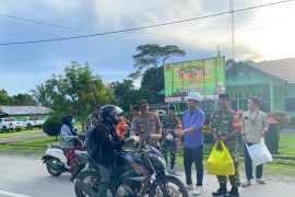 PT AMNK Bersama Koramil 0910-06/Malsel dan Polsek Malinau Selatan Berbagi Takjil