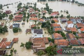 Ratusan rumah di dua desa di Karawang masih terendam banjir