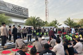 Kapolda Kepri dan pengemudi ojol buka puasa bersama