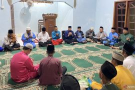 Kemenag Batam bagikan paket sembako untuk masyarakat Pulau Korek