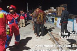 Tim gabungan evakuasi kapal rusak di Pulau Tikus Kepulauan Seribu