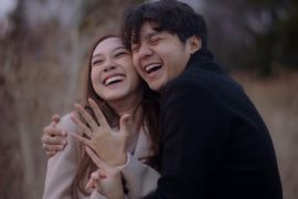 Momen mengharukan Arbani Yasiz melamar Raissa Ramadhani dengan latar Sungai Tokyo.