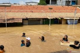 Suku Dinas Kesehatan ingatkan segeralah mandi usai beraktivitas di lokasi banjir