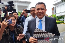 Haji Isam hingga Aguan sambangi Istana dengan jas