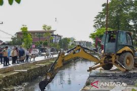 Kendari gunakan alat berat bersihkan drainase guna cegah bencana banjir