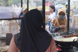 Dinkes PPKB Kota Madiun periksa kandungan jajanan takjil PKL