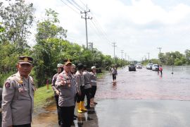Kapolres Pelalawan pantau banjir di Km 83