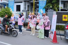 Semangat Ramadhan, GM PLN Babel pimpin aksi sosial Srikandi Berbagi