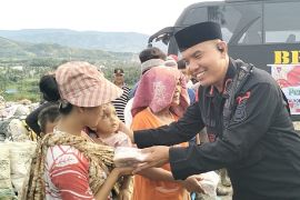 Brimob Polda Sumut  salurkan paket takjil kepada warga sekitar TPA