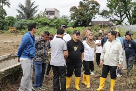 Wesly - Herlina tinjau pembenahan Stadion Sangnaualuh Pematangsiantar