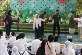 Wartawan Pokja Grahadi ajak anak yatim ngabuburit edukatif di KBS