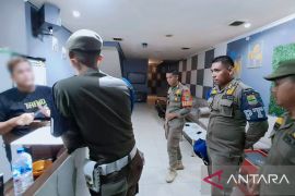 Satpol PP Karawang intensifkan patroli pengawasan THM nakal