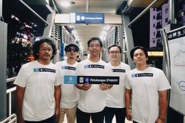 Kejutan ultah ke-22, D'MASIV 'take over' halte TransJakarta Petukangan!